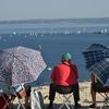 Des spectateurs de la parade des vieux gréements, entre Brest et Douarnenez (Finistère), le 19 juillet 2016. (MAXPPP)