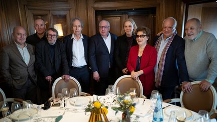 (de g. à d.) Pierre Assouline, Philippe Claudel, Patrick Rambaud, Pascal Bruckner, Didier Decoin, Camille Laurens, Francise Chandernagor, Eric-Emmanuel Schimtt&nbsp;et&nbsp;Tahar Ben Jellounposent avec les autres membres de l'Académie Goncourt au restaurant Drouant à Paris le 3 mars 2020&nbsp; (LIONEL BONAVENTURE / AFP)