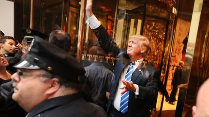 Le candidat républicain à la Maison Blanche, Donald Trump, à l'entrée du gratte-ciel qui porte son nom, à New York (Etats-Unis), le 8 octobre 2016. (SPENCER PLATT / GETTY IMAGES NORTH AMERICA / AFP)