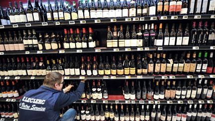 Le rayon alcool, dans un supermarch&eacute; &agrave; Bailleul (Nord), photographi&eacute; le 15 f&eacute;vrier 2012. (PHILIPPE HUGUEN / AFP)