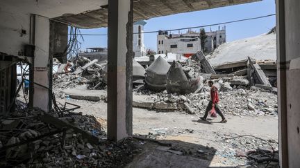 Vue des décombres de la mosquée Al-Farooq qui a été détruite lors de l'attaque israélienne à Rafah, dans la bande de Gaza, le 12 avril 2024. (ABED RAHIM KHATIB / ANADOLU / AFP)