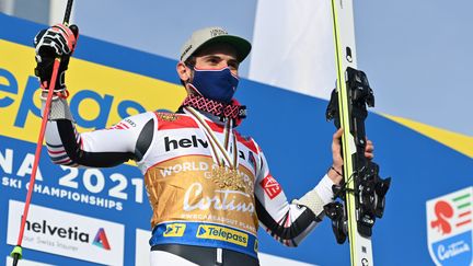 Mathieu Faivre sur le podium des championnats du monde après son titre en géant, vendredi 19 février 2021. (FABRICE COFFRINI / AFP)