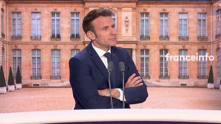 Le président-candidat à l'élection présidentielle, Emmanuel Macron, le 15 avril&nbsp; 2022 sur franceinfo. (FRANCEINFO / RADIOFRANCE)