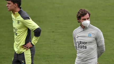 L'entraîneur de l'Olympique de Marseille André Villas-Boas lors de la séance de veille de match contre l'Olympiacos, en Ligue des Champions. (LOUISA GOULIAMAKI / AFP)