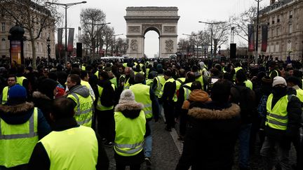 Des "gilets jaunes" manifestent avenue des Champs-Elysées à Paris, pour l'"acte 7" du mouvement, le 29 décembre 2018.&nbsp; (SAMEER AL-DOUMY / AFP)