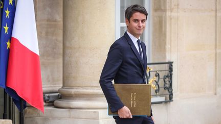 Le ministre de l'Éducation nationale, Gabriel Attal, le 31 octobre 2023, à Paris, à la sortie d'un conseil des ministres. (LUC NOBOUT / MAXPPP)