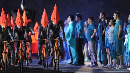 De dr&ocirc;les de cyclistes oranges ont fait leur apparition dans le stade olympique. (CARL COURT / AFP)