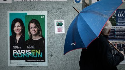 Une affiche électorale de la maire sortante (PS) de Paris et de la tête de liste socialiste dans le 6e arrondissement, Céline Hervieu, le 5 mars 2020. (PHILIPPE LOPEZ / AFP)