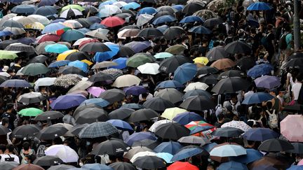 Certains arboraient un parapluie, référence directe à la "révolte des parapluies" qui s'était déroulée à l'automne 2014. (ATHIT PERAWONGMETHA / REUTERS)