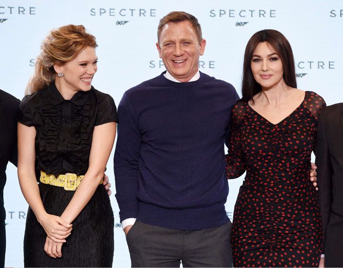 Daniel Craig entouré de Léa Seydous et Monica Bellucci lors du lancement du 24e James Bond, "Spectre" de Sam Mendes, aux studios Pinnewood, à côté de Londres, le 4 décembre 2014
 (David Fisher/REX/REX/SIPA )