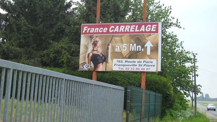 Le panneau publicitaire est installé sur une départementale très fréquentée, à quelques kilomètres de l'aéroport Rouen Vallée de Seine (Seine-Maritime). (CORALIE SOYER)