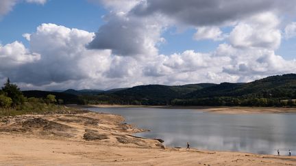 Le lac de Saint-Ferréol à Revel (Haute-Garonne), photographié le 24 septembre 2022 à un niveau particulièrement bas. (ADRIEN NOWAK / AFP)