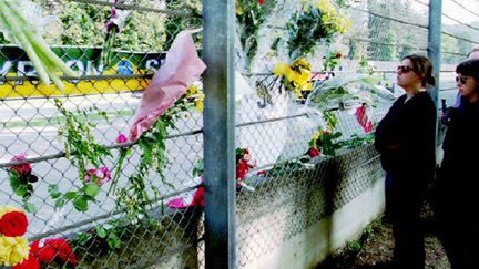 Des fleurs dans la courbe de Tamburello à Imola pour honorer la mémoire d'Ayrton Senna (ANSA / AFP)