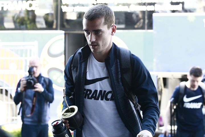 Antoine Griezmann et sa "bombilla", sa calebasse&nbsp;de maté, le 29 juin à Kazan (Russie).&nbsp; (BENJAMIN CREMEL / AFP)