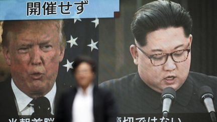 Les visages du président américain, Donald Trump, et&nbsp;du leader nord-coréen, Kim Jong-un, sur un écran géant à Tokyo (Japon), le 25 mai 2018. (BEHROUZ MEHRI / AFP)