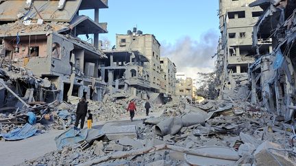 Les habitants du nord de Gaza attendent la trêve humanitaire pour pouvoir sortir de chez eux et constater les dégâts. (MOHAMMAD AHMAD / AFP)