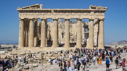 Une foule de touristes et de visiteurs locaux devant le Parthénon, à Athènes (Grèce) en juillet 2022.&nbsp; (NICOLAS ECONOMOU / NURPHOTO)