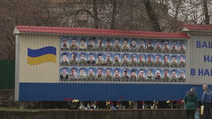 Alors que le conflit s'enlise, Volodymyr Zelensky a signé le projet de loi pour abaisser l'âge de la mobilisation de 27 à 25 ans mardi 2 avril, car l'armée ukrainienne manque d'hommes. Certaines communes se sont déjà vidées de leur population masculine, et les femmes y font tourner les usines. (France 2)