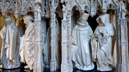 Pleurants du tombeau de Jean sans Peur, à Dijon. C'est une statuette du même genre, mais provenant elle du tombeau de Philippe le Hardi, duc de Bourgogne, qui fait l'objet d'une bataille judiciaire entre l'Etat et une famille.
 (Jeff Pachoud / AFP)