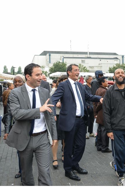 Visite de Benoît Hamon et de François Lamy dans un marché de Trappes (Yvelines), le 27 septembre 2013 (ISA HARSIN / SIPA)