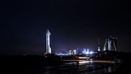 Le vaisseau spatial&nbsp;de SpaceX Starship SN11 éclairé par des projecteurs tard le&nbsp;28 mars 2021 au complexe South Texas de SpaceX à Boca Chica, au Texas (Etats-Unis). (REGINALD MATHALONE / NURPHOTO / VIA AFP)