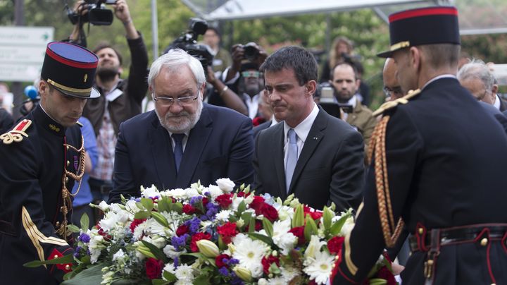 Manuel Valls (deuxi&egrave;me en partant de la droite) et&nbsp;Jean-Marc Todeschini,&nbsp;Secr&eacute;taire d'&Eacute;tat charg&eacute; des Anciens Combattants et de la M&eacute;moire, (deuxi&egrave;me en partant de la gauche) d&eacute;posent une gerbe de fleurs&nbsp;au pied de la statue du P&egrave;re Komitas (1869-1935), pr&ecirc;tre orthodoxe et chantre arm&eacute;nien, &agrave; Paris, le 24 avril 2015. (KENZO TRIBOUILLARD / AFP)