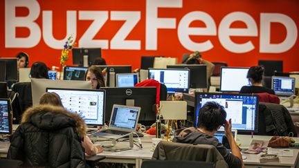 La rédaction de BuzzFeed aux Etats-Unis, le 9 janvier 2014 à New York. (BRENDAN MCDERMID / REUTERS)