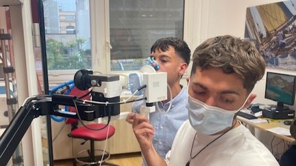 Achraf, atteint de mucoviscidose, teste ses capacités respiratoires à l'hôpital Necker à Paris. (ANNE-LAURE DAGNET / FRANCEINFO)