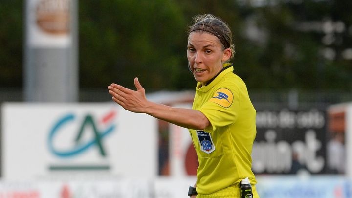 La Française Stéphanie Frappart lors de sa première comme arbitre principale d'un match professionnel masculin, Niort-Brest en Ligue 2, le 8 août 2014 à Niort (Deux-Sèvres). (MAXPPP)