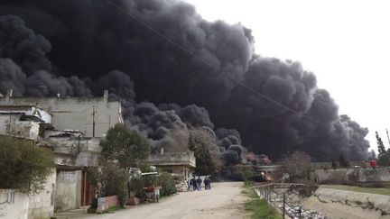 De la fum&eacute;e noire &eacute;mane d'un ol&eacute;oduc bombard&eacute; &agrave; Homs, le 15 f&eacute;vrier 2012. (REUTERS)