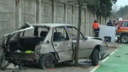 la voiture qui a percuté l'abribus et tué un adolescent à Berre-L'Etang (Bouches-du-Rhône) (France 3)