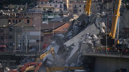 Les secouristes travaillent dans les décombres à Gênes (Italie), le 17 août 2018. (MARCO BERTORELLO / AFP)