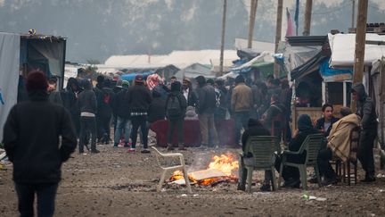 Réfugiés et migrants se réchauffent autour de feux de camp, dans la "jungle" de Calais, le 24 octobre 2016. (CLAIRE THOMAS / ANADOLU AGENCY / AFP)