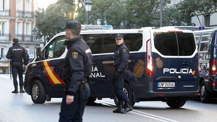 Des policiers et des véhicules de police espagnols à Madrid (Espagne). (OSCAR DEL POZO / AFP)