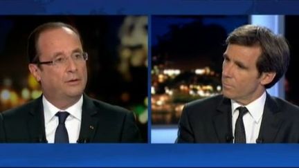 Le pr&eacute;sident de la R&eacute;publique, Fran&ccedil;ois Hollande, a promis mardi 29 mai 2012 un "coup de pouce" au Smic, sans pour autant "d&eacute;stabiliser les entreprises". Il &eacute;tait l'invit&eacute; du journal de 20H de France, interrog&eacute; par David Pujadas. (CAPTURE D'ÉCRAN FRANCE 2)