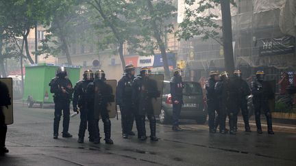 Des agents des forces de l'ordre, à Paris, lors de la manifestation des fonctionnaires pour la défense du service public, le 22 mai 2018. (ANONYMOUS / CROWDSPARK / AFP)