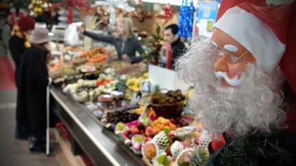 Une vue d'un étal de fruits et légumes décoré pour les fêtes de fin d'année, à Lyon. (JEAN-PHILIPPE KSIAZEK / AFP)