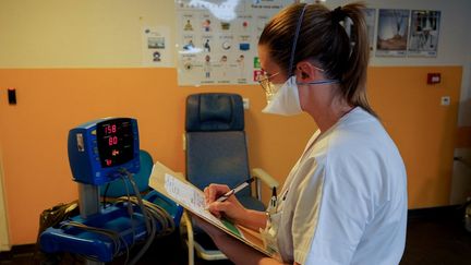 Une infirmière au CHU de Montpellier (Hérault). (TREMELET / IMAGE POINT FR / BSIP VIA AFP)