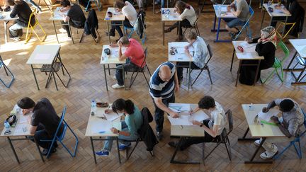 Des &eacute;l&egrave;ves passent le bac dans un lyc&eacute;e strasbourgeois, le 18 juin 2012. (FREDERICK FLORIN / AFP)