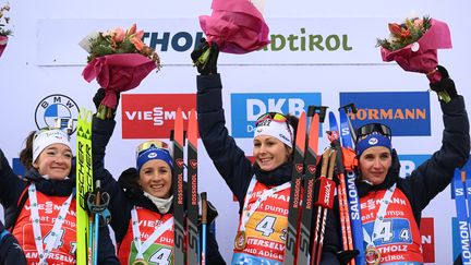 De gauche à droite. Lou Jeanmonnot, Anaïs Chevalier-Bouchet, Chloé Chevalier et Julia Simon ont remporté le relais féminin à Antholz-Anterselva (Italie), le 22 janvier 2023. (VINCENZO PINTO / AFP)