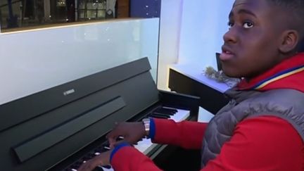 N'ayant pas de piano chez lui, cet adolescent virtuose allait s'exercer sur celui installé dans le hall de l'hôpital de la Timone à Marseille (Bouches-du-Rhône). (FRANCE 2)