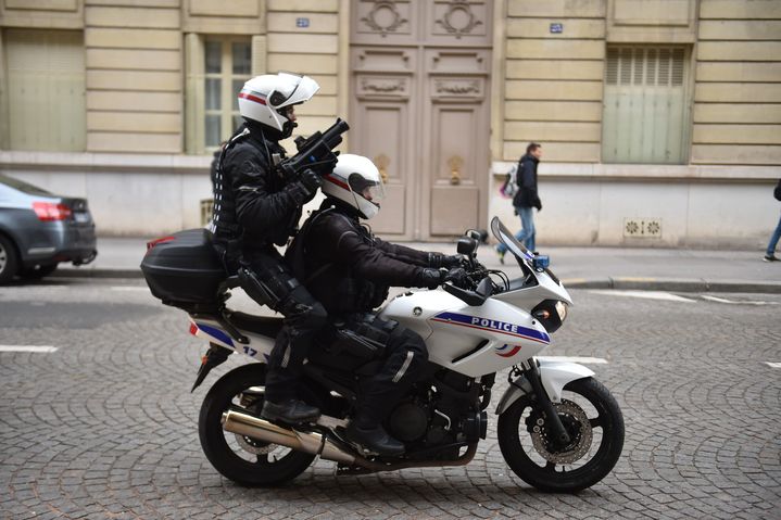 Deux policiers, dont l'un est armé d'un flash-ball, circulent à moto dans Paris pendant "l'acte 5" des "gilets jaunes", le 15 décembre 2018. (MAXPPP)