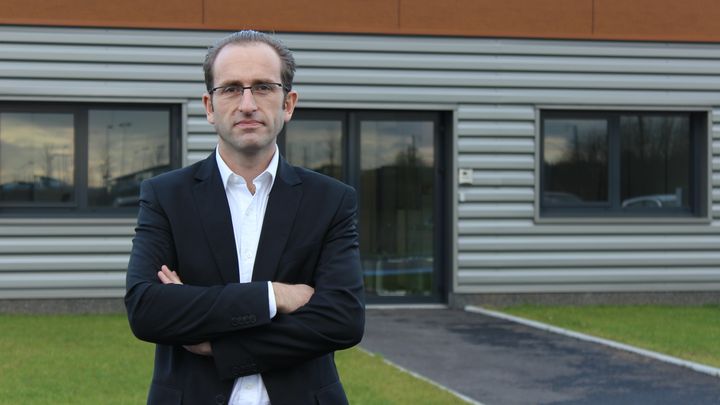 Christophe Coisne, directeur de la soci&eacute;t&eacute; Isolectra, install&eacute;e sur la zone d'activit&eacute; Haute-Picardie, le 16 d&eacute;cembre 2014. (MATHIEU DEHLINGER / FRANCETV INFO)