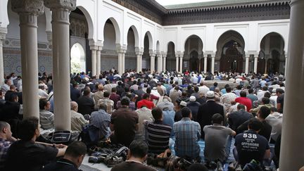 Des fid&egrave;les se sont rassembl&eacute;s &agrave; la Grande mosqu&eacute;e de Paris, le 6 septembre 2013, lors d'une journ&eacute;e de pri&egrave;res d&eacute;di&eacute;e &agrave; la Syrie. (THOMAS SAMSON / AFP)