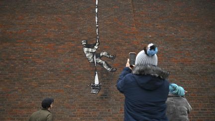 Graffiti du street artist britannique Banksy peint le 4 mars 2020 sur le mur de la prison de Reading, où fut incarcéré Oscar Wilde, de 1895 à 1897, pour homosexualité.&nbsp; (BEN STANSALL / AFP)