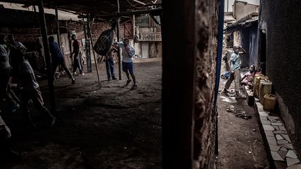 Le lauréat du premier prix dans la catégorie Sports (image unique) est le photographe norvégien John T. Pedersen avec une photo de la boxeuse ougandaise Moreen Ajambo. Inscrite dans l’équipe féminine nationale, elle s'entraîne dans le club Rhino de Katanga, un bidonville situé à Kampala. Si la boxe masculine a une longue histoire en Ouganda, les femmes ont peu de possibilité de concourir au niveau international. (JOHN T.PEDERSEN)