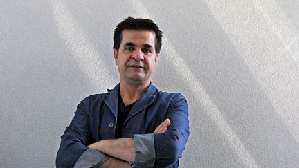 Le réalisateur iranien Jafar Panahi,&nbsp;ours d'Or du meilleur film au festival de Berlin en 2015, le 30 août 2010. (ATTA KENARE / AFP)