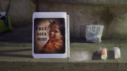 Un portrait de la chrétienne Asia Bibi, lors d'une manifestation contre sa condamnation à mort, le 29 octobre 2014 à Paris.&nbsp; (MARTIN BUREAU / AFP)