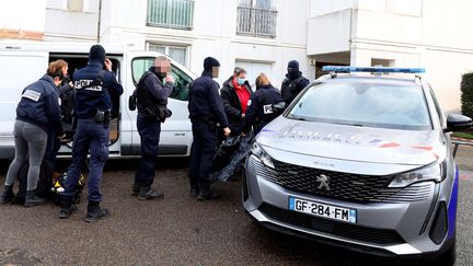 La police devant un immeuble du quartier de la Gare, à Saint-Priest dans le Rhône, le 18 janvier 2023. Des restes humains ont été découverts dans la canalisation de ce bâtiment résidentiel. (RICHARD MOUILLAUD / MAXPPP)