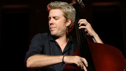 Kyle Eastwood, en juillet 2016 au festival Marseille Jazz des cinq continents.
 (Claude Paris/AP/SIPA)